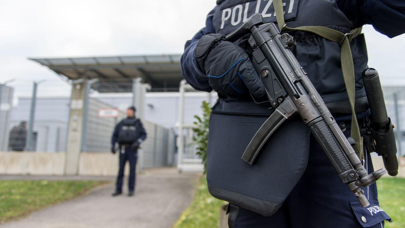 Mutmaßlicher IS-Mann: Beihilfe zum Völkermord: Angeklagter bestreitet Vorwürfe