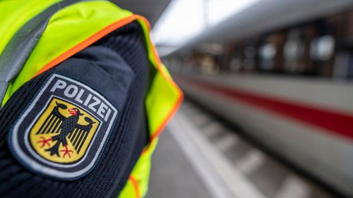 Bahnverkehr: ICE mit 460 Reisenden strandet wegen Steinen auf den Gleisen
