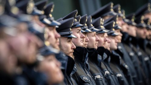 Frankfurt am Main: Mehr als 130 junge Bundespolizisten am Flughafen vereidigt