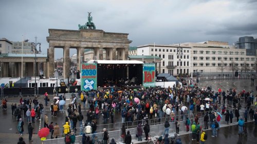 Am Brandenburger Tor: "Die Zeit läuft weg" - Demo-Konzert zum Klima-Volksentscheid