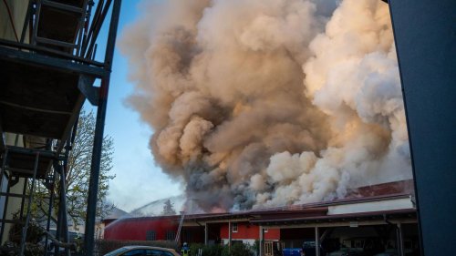 Mittelfranken: Millionenschaden bei Feuer in Maschinenhalle