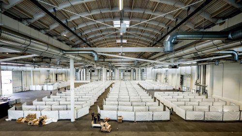 Soziales: Stadt schafft Platz für rund 470 Geflüchtete in Messehallen