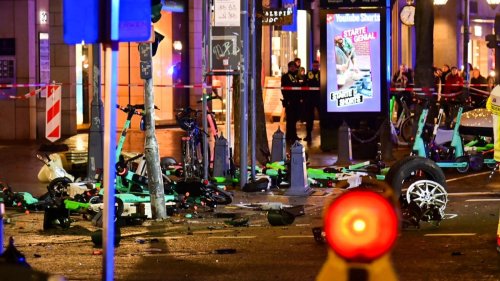 Düsseldorf: Auto fährt in Menschenmenge: Kein internistischer Notfall