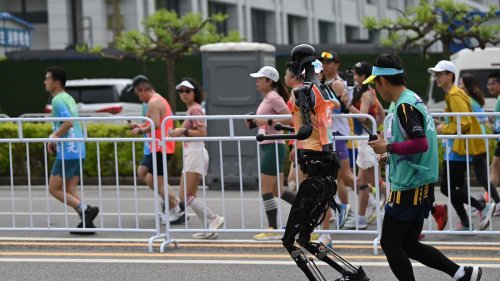 Mensch gegen Maschine: Chinesische Roboter laufen Halbmarathon gegen Menschen