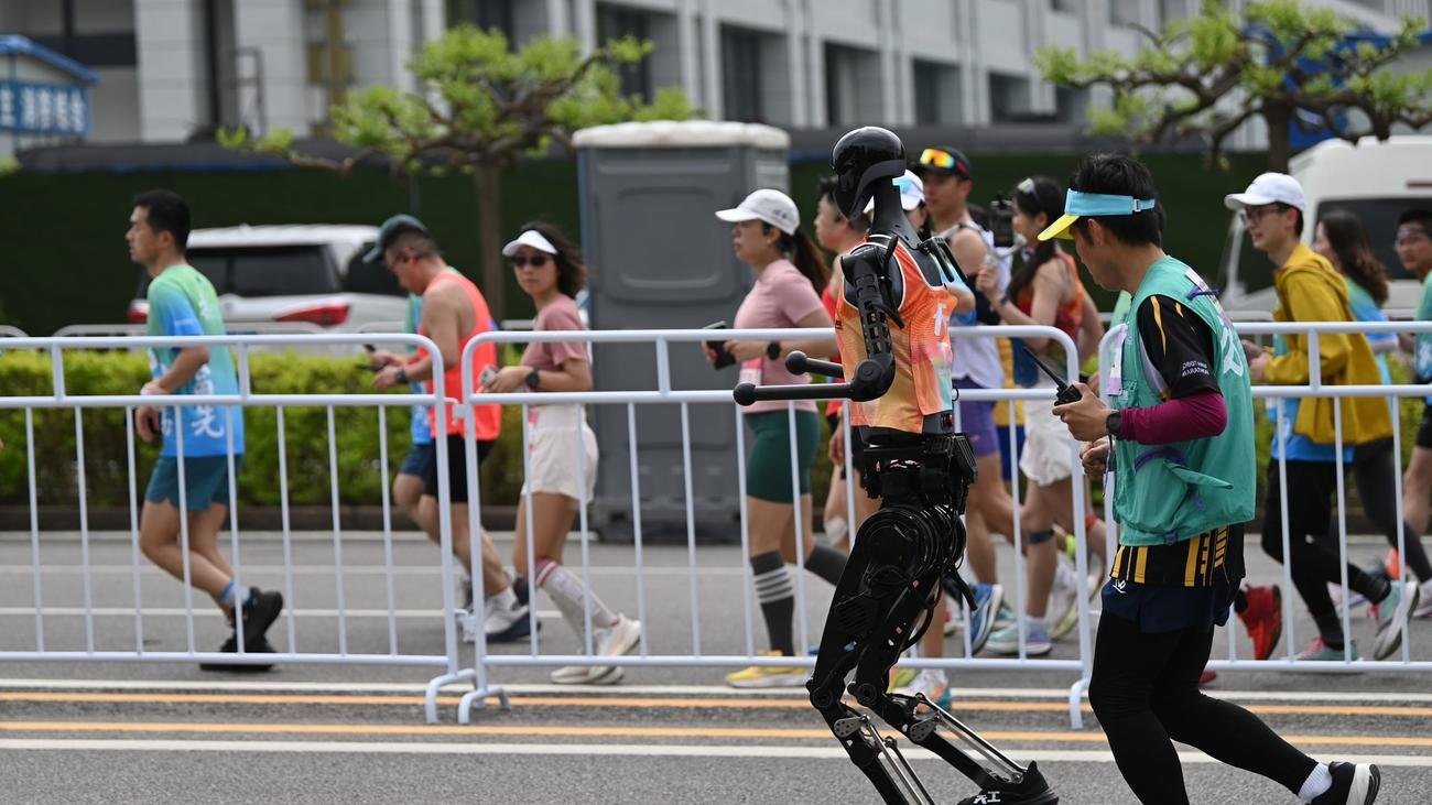 Mensch gegen Maschine: Chinesische Roboter laufen Halbmarathon gegen Menschen