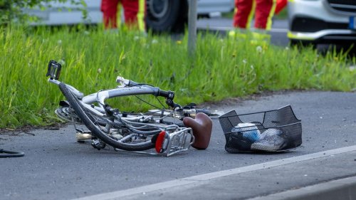 Autofahrer erfasst 78-Jährigen: Radfahrer will Bundesstraße überqueren und stirbt