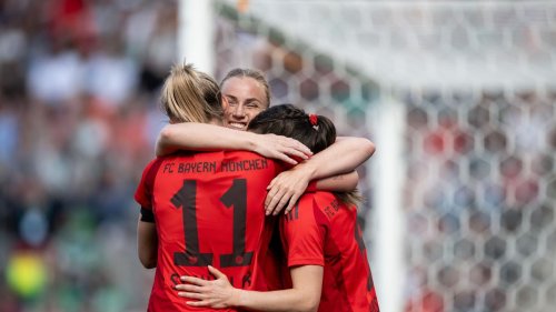 Pokal-Finale in Köln: Tränen und Party-Befehl: Bayern-Frauen holen erstes Double