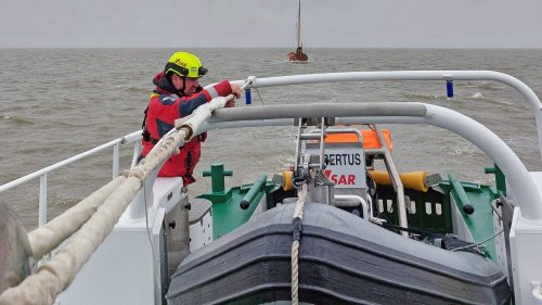 Notfälle: Seenotretter helfen sechs Menschen vor Küste und auf Elbe