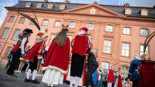 Karneval: Prinzen und Prinzessinnen bringen Fastnacht in den Landtag
