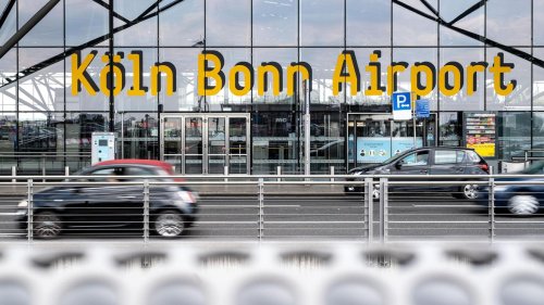 Flughafen Köln/Bonn: Mann fährt in Parkhaus gezielt Fußgänger an – mehrere Verletzte