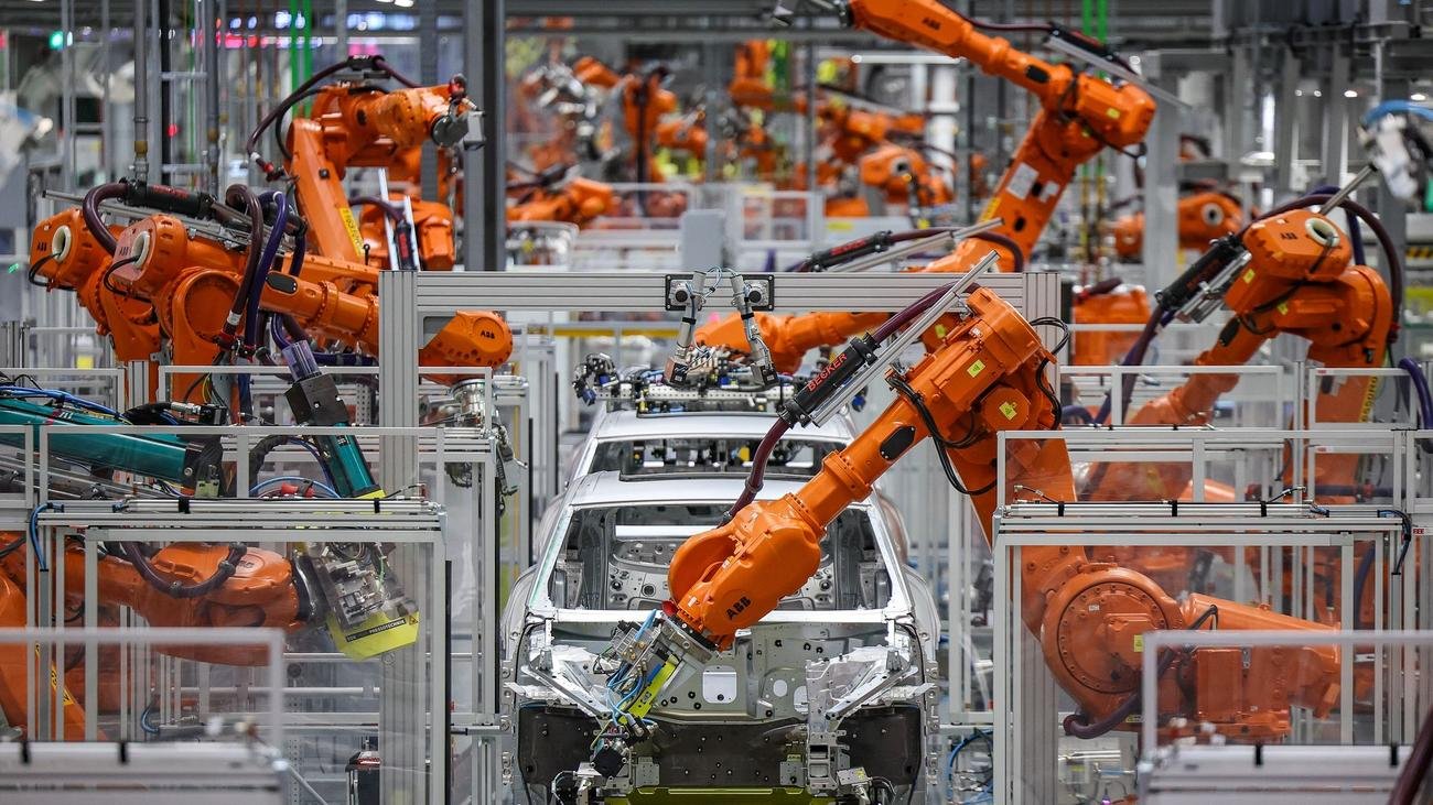 Automobilindustrie: Porsche setzt auf Verbrenner - Folgen für Sachsen unklar