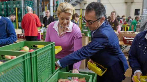 Berlin: Schüler erhalten Bio-Brotboxen: Cem Özdemir eröffnet Packtag