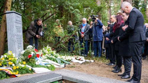 Holocaust: Weggeworfen und verscharrt: Trauerfeier für Knochenfunde