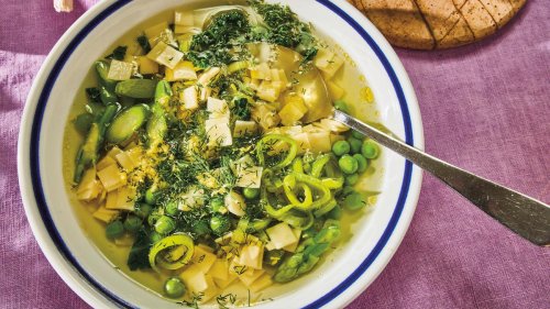 Leichte Frühlings-Minestrone: Frische Suppe
