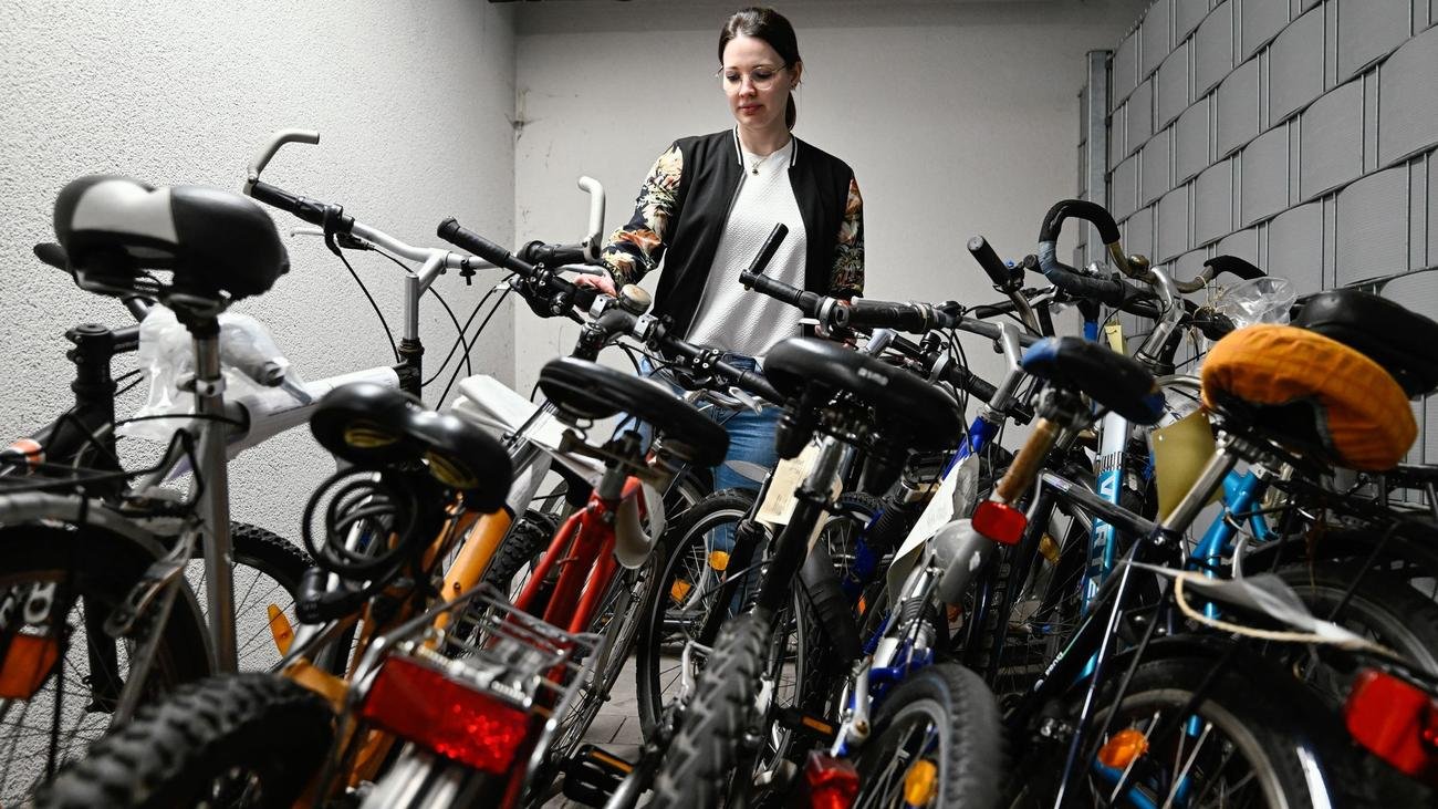 Blick hinter die Kulissen: Vom Fahrrad bis zur Babywindel: Shoppen bei der Polizei
