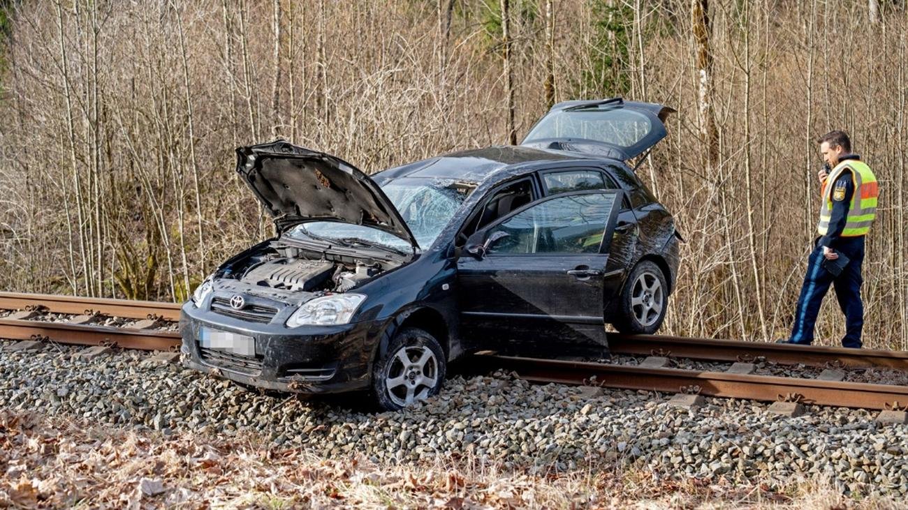Oberbayern: 23-Jähriger schleudert mit Auto auf Bahngleis