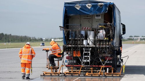 Luftverkehr: Flugzeugreifen beschädigt: Frankfurt schließt Landebahn