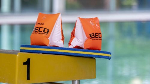 Schulen: Lange Wartelisten: Schwimmlehrer holen Ausbildung nach