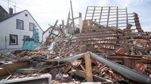 Notfälle: Einfamilienhaus stürzt nach Explosion ein - drei Verletzte