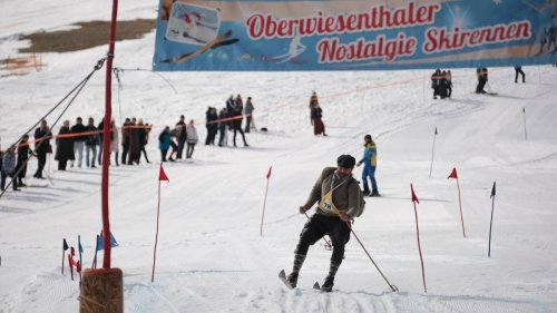 Nostalgie Skirennen: Alte Ski und Kleidung: 68 Mutige beim Nostalgie-Skirennen