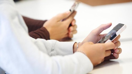 Karin Prien: Bundesbildungsministerin plädiert für Handyverbot an Grundschulen