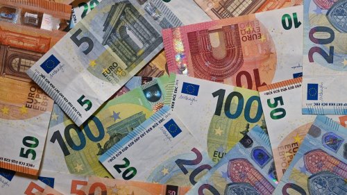 Geldregen: Mindestens 50.000 Euro in Geldscheinen wehen aus Hochhaus