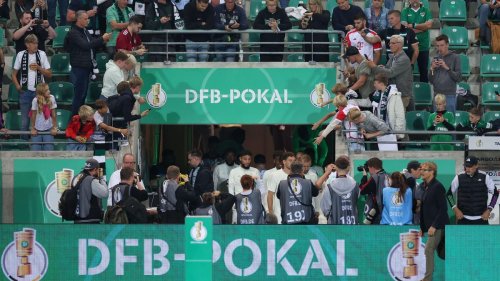 Protestaktion: Unterbrechung: Bayern-Fans werfen Tennisbälle auf Spielfeld