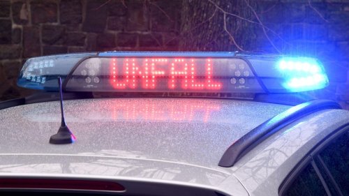Ludwigslust-Parchim: Auto rammt auf A24 Hänger von Wohnmobil: Drei Verletzte