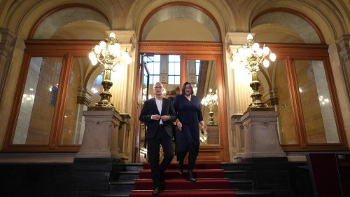 Eilmeldung 09:12 Uhr Hamburger Senat: SPD und Grüne in Hamburg einigen sich auf Koalitionsvertrag
