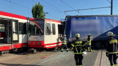 Dortmund: Sattelzug rammt Stadtbahn - zwölf verletzte Fahrgäste