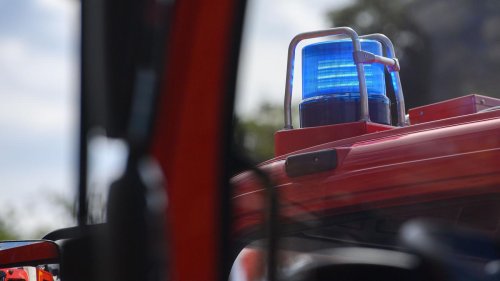 Landkreis Rostock: Brennendes Auto: A20 gesperrt, Fahrer unverletzt