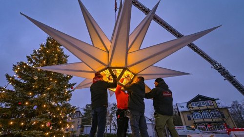 Brauchtum: Riesiger Herrnhuter Stern leuchtet beim Weihnachtssingen