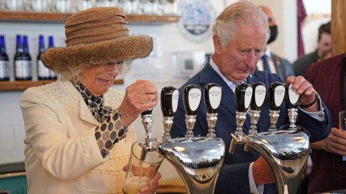 Britische Royals: Charles und Camilla zapfen Bier in Kanada