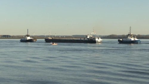 Schifffahrt: Havariertes Frachtschiff auf der Elbe abgeschleppt