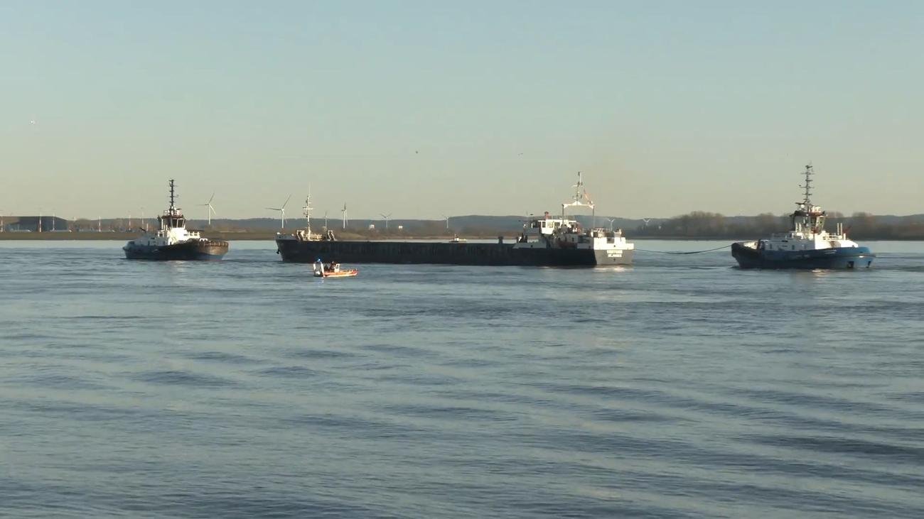 Schifffahrt: Havariertes Frachtschiff auf der Elbe abgeschleppt