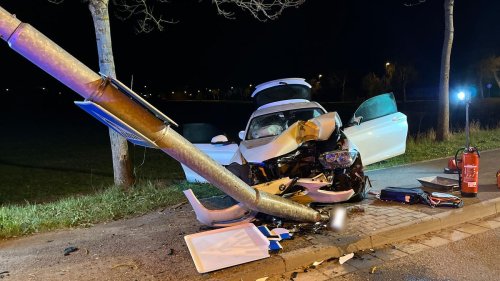 Crash in der Osternacht: Mehrere Verletzte bei Unfall an Bahnübergang