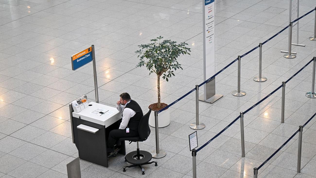 Tarifstreit: Warnstreiks an 13 deutschen Flughäfen legen Flugverkehr lahm
