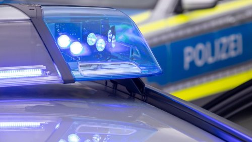 Polizeieinsatz: Verfolgungsfahrt auf A5 - Fahrer prallt gegen Baum