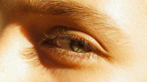 Verjüngungsbehandlungen: Was hält unser Gesicht wirklich jung?