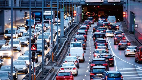 Mehrere Fahrzeuge beteiligt: Staus nach Lastwagen-Unfall auf Mittlerem Ring in München