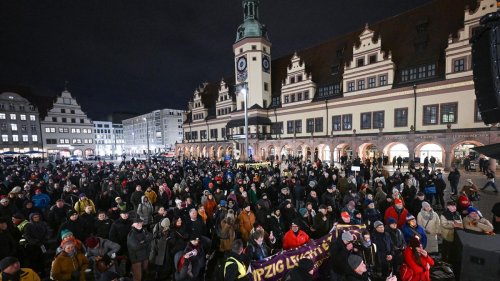 Demonstration: Hunderte Menschen setzen in Leipzig Zeichen für Demokratie