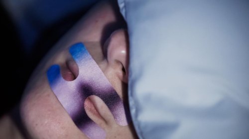 Mund zu: Mouth Taping: Studie warnt vor Risiken von zugeklebtem Mund