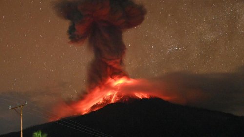 Feuerberg spuckt weiter Asche: Indonesien: Höchste Alarmstufe für Vulkan Lewotobi Laki-Laki
