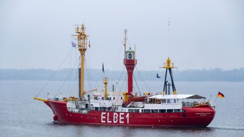 Feuerschiff: "Elbe 1" hat Stralsund nach Restaurierung verlassen