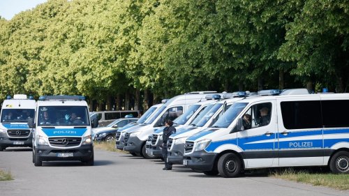 G7-Gipfel: Polizeibusse sollen 50 G7-Gegner in Schloss-Nähe bringen