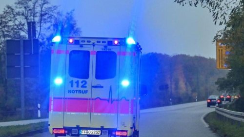 Bus stößt mit Auto zusammen: Zwei Verletzte