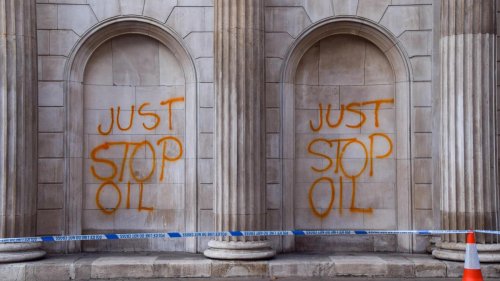 London: Umweltaktivisten wegen Klebaktion an Gemälde zu Geldstrafen verurteilt
