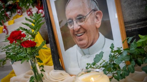 Tod des Papstes: Franziskus gestorben: Trauerbeflaggung und Kondolenzbücher