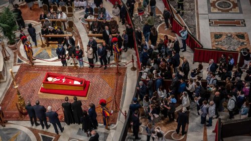 Tod von Papst Franziskus: Petersdom wieder geöffnet: Kilometerlange Warteschlange