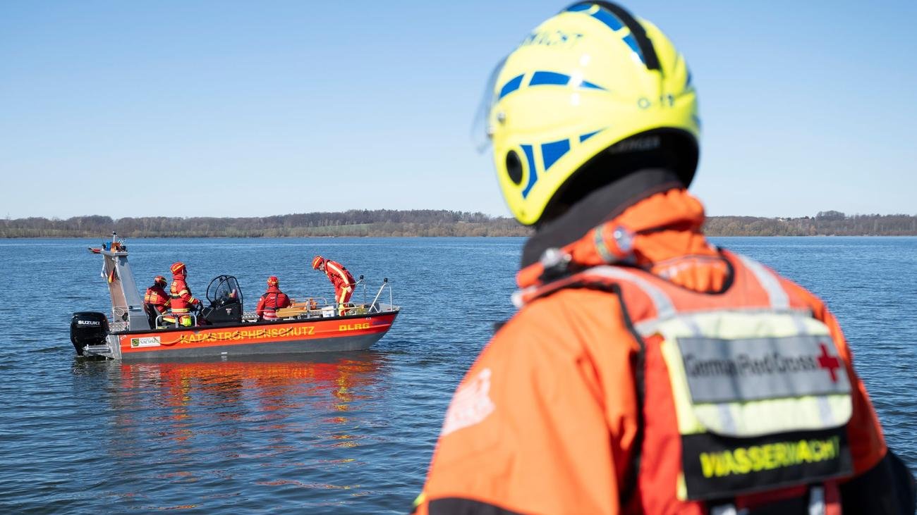 Notfälle: Feuerwehr und Luftrettung üben Wasserrettung in Bautzen